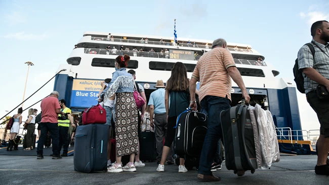 Εξοδος του Πάσχα: Δραπετεύουν μαζικά οι Αθηναίοι με αυτοκίνητα, πλοία και αεροπλάνα - Αυξημένη η κίνηση