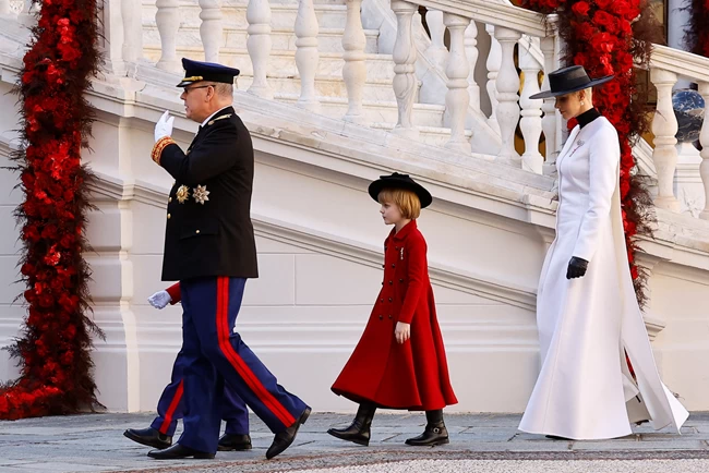 Στιλ και λάθη στο Μονακό: Το εκκεντρικό look της Σαρλίν και η Σαρλότ Κασιράγκι που έσωσε την κατάσταση