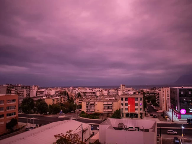 Κακοκαιρία Αθηνά: Με... μωβ ουρανό ξημέρωσε η Πάτρα - Σκηνικό που θυμίζει ταινία