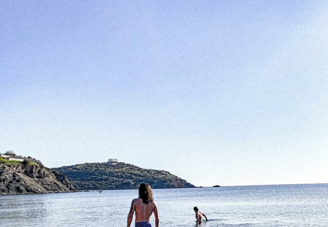 Άγγελος Λάτσιος: Πρωτοχρονιά με κολύμπι με θέα τον Ναό του Ποσειδώνα στο Σούνιο