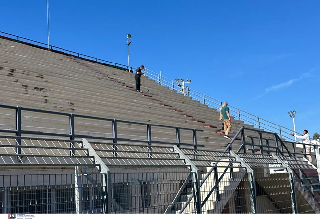 Πένθος στο Ναύπλιο: Συντετριμμένοι οι γονείς στην κηδεία του 14χρονου - Εκατοντάδες μαθητές δίπλα από το λευκό φέρετρο Ναύπλιο εξέδρα