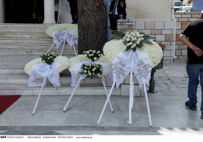 Κηδεία Μαρίας Ντενίση: Συντετριμμένη η Μιμή Ντενίση - Τραγική φιγούρα η Μαριτίνα