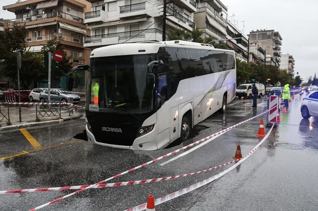 Θεσσαλονίκη λεωφορείο τρύπα