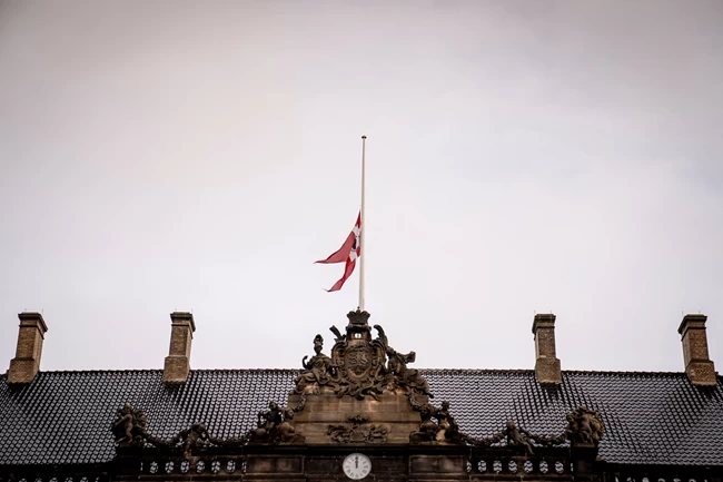 Πένθος στα Ανάκτορα της Δανίας για τον τέως βασιλιά Κωνσταντίνο: Μεσίστιες οι σημαίες