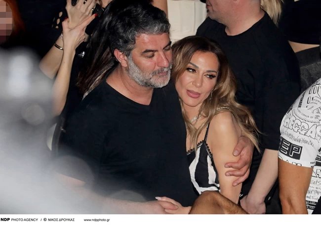 Glam rock η Δέσποινα Βανδή: Οι hot λευκές γόβες με τη διαφάνεια που φόρεσε στα μπουζούκια