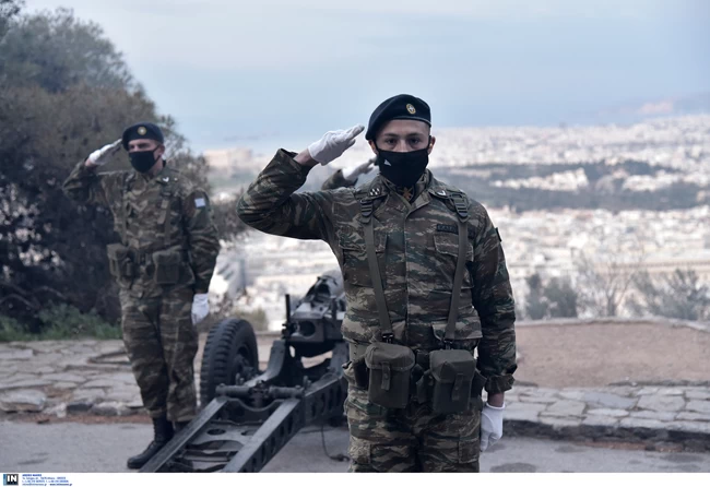 25η Μαρτίου: Με 21 κανονιοβολισμούς από τον Λυκαβηττό η έναρξη των εορτασμών - Εντυπωσιακές εικόνες