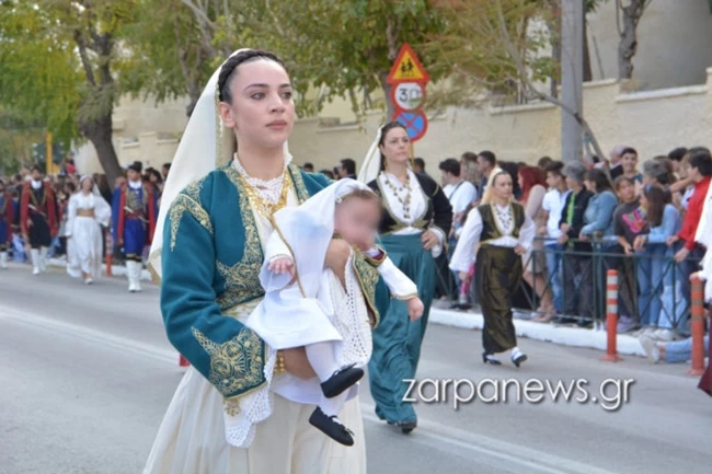 Η πιο συγκινητική στιγμή της ημέρας: Μανούλες στα Χανιά έκαναν παρέλαση αγκαλιά με τα μωρά τους [εικόνες]