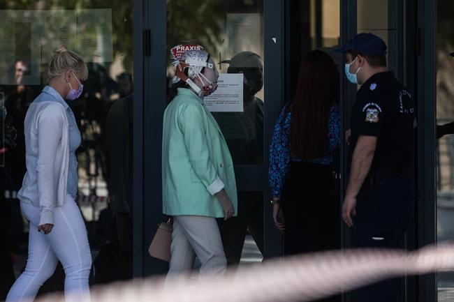 Επίθεση με βιτριόλι: Οργή Λύτρα για το "Ξέρεις γιατί στο έριξα" της Εφης - "Γιατί δεν ρωτήσατε τι εννοεί;"