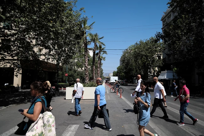 Η Πανεπιστημίου έγινε Μαϊάμι- Στολίστηκε με τροπικούς φοίνικες [εικόνες]