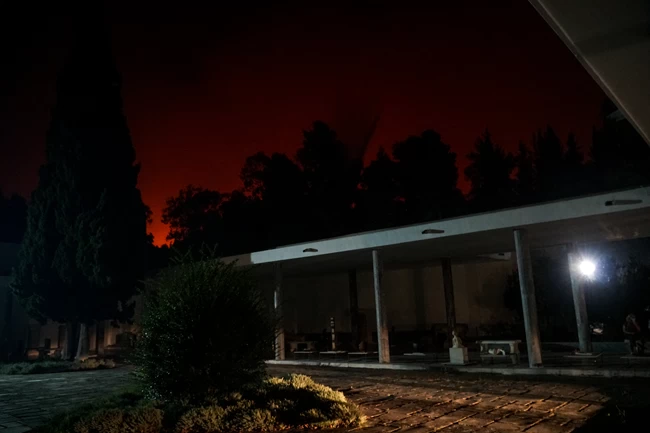 Φωτιά στην Αρχαία Ολυμπία: Σώθηκε ο αρχαιολογικός χώρος - Δεκάδες καμμένα σπίτια - Προς Λατζόι, Λάλα και Μιράκα η πυρκαγιά