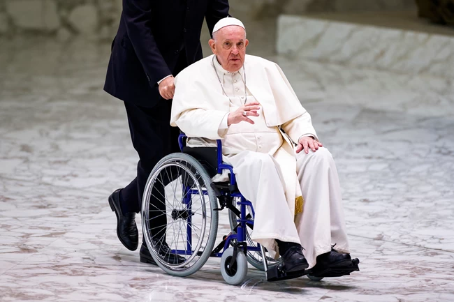 Βατικανό: Με αναπηρικό αμαξίδιο για πρώτη φορά δημοσίως ο πάπας Φραγκίσκος - Το πρόβλημα που τον ταλαιπωρεί