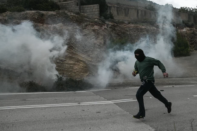 Xίος: Πέτρες και ξύλα κατά την αποχώρηση των ΜΑΤ στο λιμάνι των Μεστών