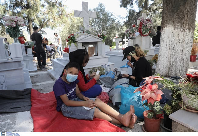 πρόσφυγες σε νεκροταφείο