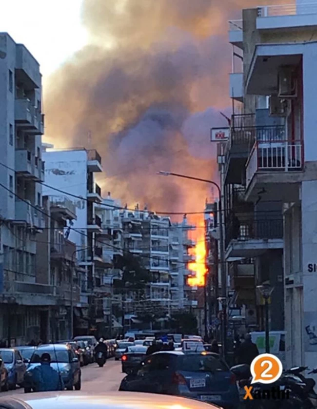 Στις φλόγες η Ξάνθη: Μεγάλη φωτιά σε καπναποθήκες στο κέντρο της πόλης - Απομακρύνονται κάτοικοι [εικόνες - βίντεο]