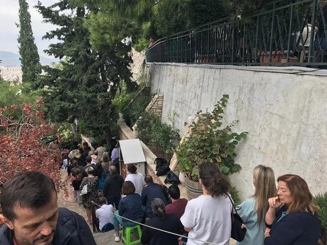 Τέλος τα "θαύματα" του πάτερ Δημήτριου στον Λυκαβηττό - Ο Αρχιεπίσκοπος τον στέλνει σε μοναστήρι