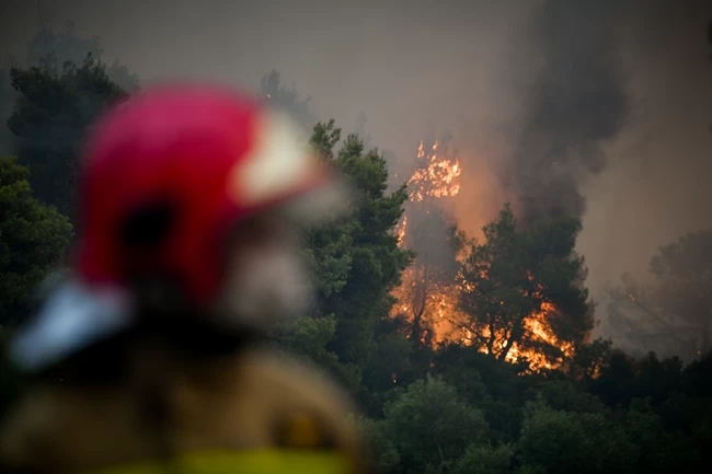 Φωτιά στα Βίλια: Καίει για πέμπτη ημέρα - Μάχη με τις αναζωπυρώσεις