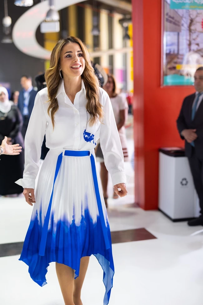 To γαλάζιο ντραπέ shirt dress της βασίλισσας Ράνια- Η μεταποίηση που έκανε για να είναι καθώς πρέπει