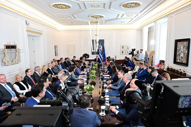 Δεν χώραγε η αίθουσα του Μαξίμου τους 63 νέους υπουργούς και υφυπουργούς- Το χειροκρότημα στον Μητσοτάκη [εικόνες]