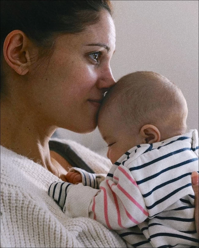 Μαίρη Συνατσάκη: Ποζάρει με κόκκινα μαλλιά και την κόρη της στην αγκαλιά της - Το διαφορετικό look της