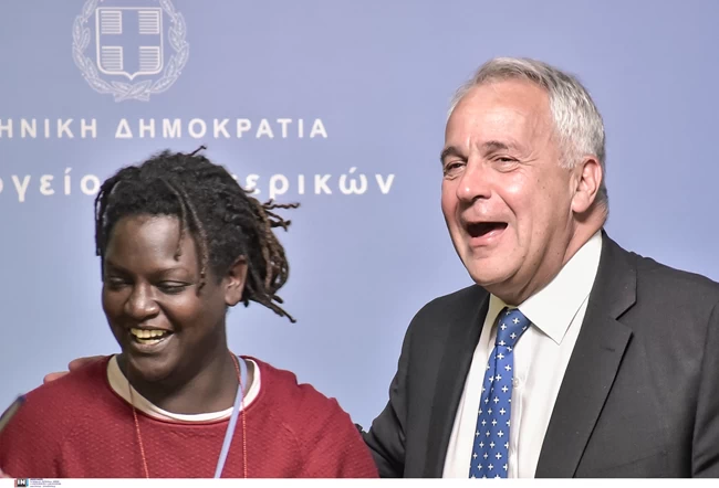 Η ξεχωριστή φωτογραφία στην τελετή - παράδοση στο ΥΠΕΣ: Η χαλαρή αγκαλιά Βορίδη με τη δημοσιογράφο Ηλέκτρα Βισκαδουράκη