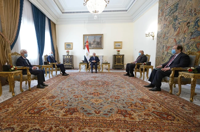 Συνάντηση Δένδια με τον Πρόεδρο της Αιγύπτου: Εντατικές διαβουλεύσεις για μερική οριοθέτηση της ΑΟΖ- Απάντηση στην Τουρκία