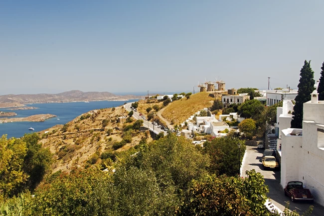 "Μια δίνη ομορφιάς": Υμνοι γι΄ αυτό το ελληνικό νησί με τα πανέμορφα χωριά και τα Μνημεία Παγκόσμιας Κληρονομιάς