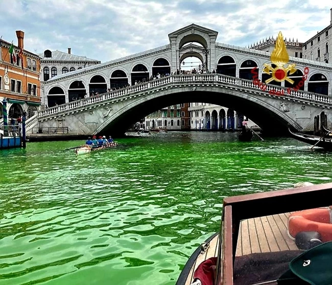 Γιατί βάφτηκαν πράσινα τα νερά της Βενετίας - Πού στρέφονται οι υποψίες των ιταλικών αρχών
