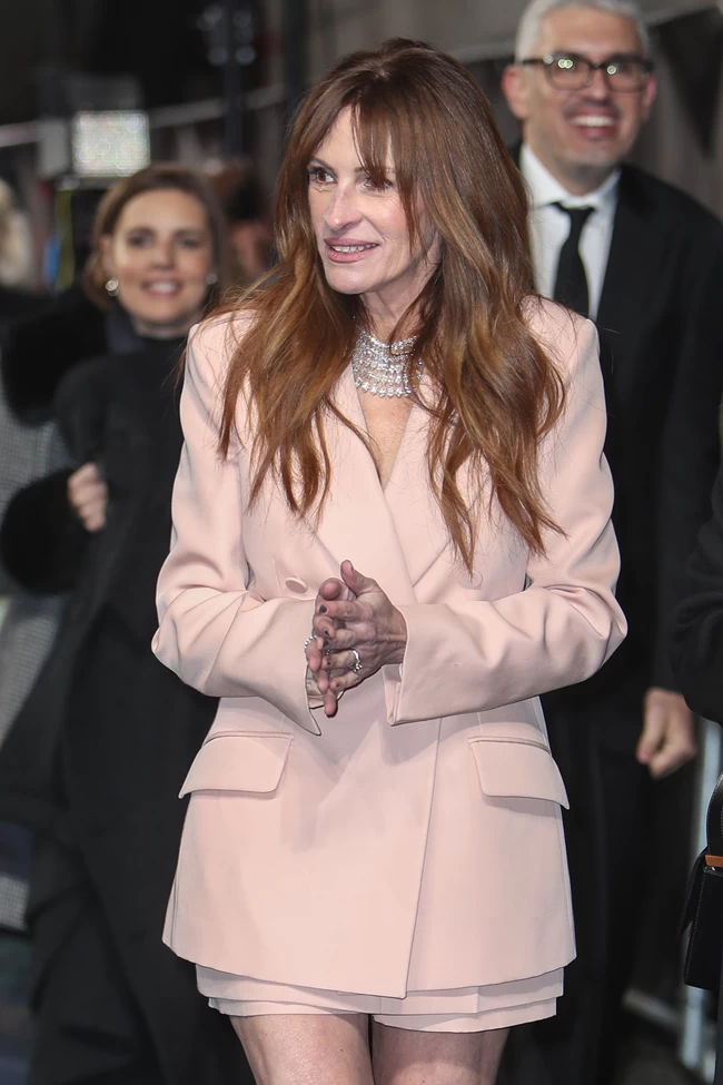 Τζούλια Ρόμπερτς: Preety woman με dusty pink blazer set με σορτς και τα πιο αμφιλεγόμενα παπούτσια στο κόκκινο χαλί