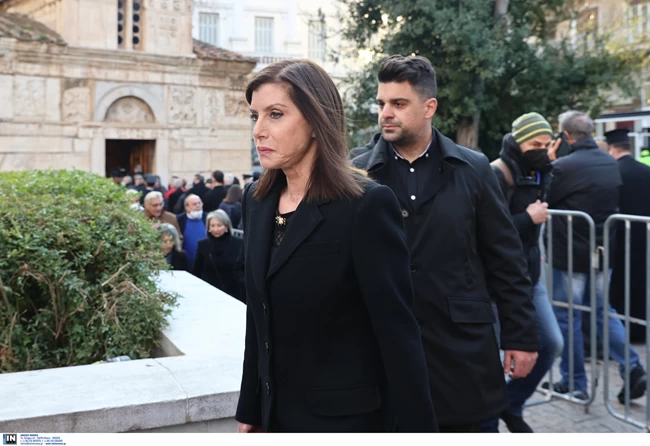 Κηδεία τέως βασιλιά Κωνσταντίνου: Συντετριμμένη η Άννα Μισέλ Ασημακοπούλου, είπε το τελευταίο αντίο στον νονό της