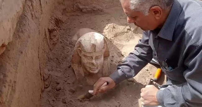 Αρχαιολογική ανακάλυψη στην Αίγυπτο: Μια μικρή χαμογελαστή Σφίγγα- Ισως είναι ο Ρωμαίος αυτοκράτορας Κλαύδιος