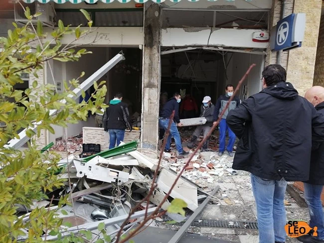 Εκρηξη ΑΤΜ στη Θεσσαλονίκη: Ατζαμήδες ληστές ανατίναξαν τα μισά καταστήματα της γειτονιάς