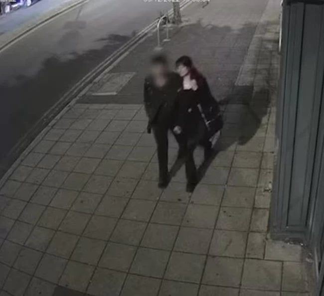 Βίντεο - ντοκουμέντο: Σκότωσε με 40 μαχαιριές την πρώην σύντροφό του επειδή τον χώρισε - Η στιγμή που την ακολουθεί