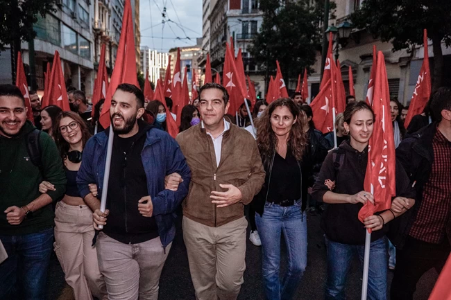 Μπέτυ Μπαζιάνα: Η διαφορετική εμφάνιση με εφαρμοστό τζιν και δερμάτινο στην Αθήνα