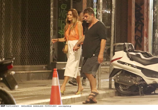 Δέσποινα Βανδή: Το glam look στο Μοναστηράκι με διάφανο τοπ, παγιέτες και χρυσά mules