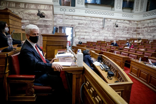Άναψαν τα αίματα στη Βουλή για τον πρόεδρο του ΕΣΡ: Άγρια κόντρα ΝΔ - ΣΥΡΙΖΑ