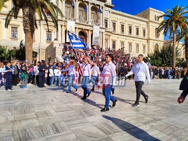 Σύρος: Οικογενειακή υπόθεση η σημαία στην παρέλαση - Σημαιοφόρος η μητέρα, παραστάτης ο γιος