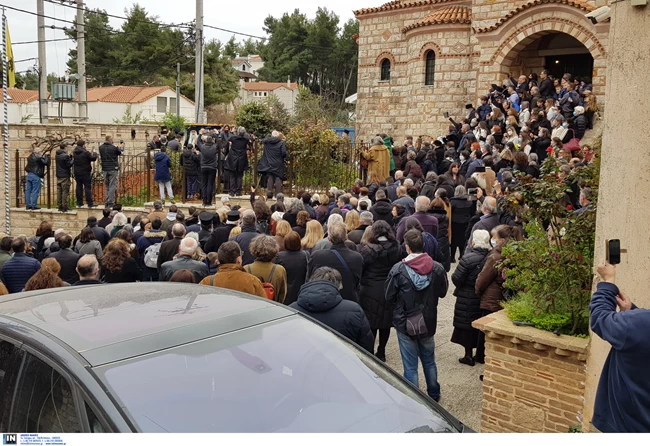 Άγιος Στέφανος: Εικόνες απίστευτου συνωστισμού σε κηδεία ιερέα - Χωρίς αποστάσεις και μάσκες