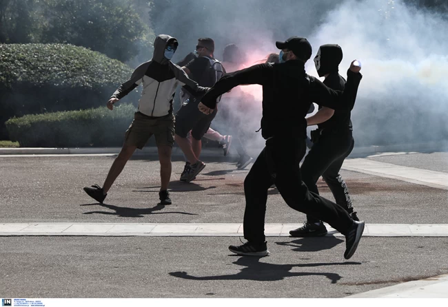 Επεισόδια και χημικά στο μαθητικό συλλαλητήριο- Εριξαν μολότοφ στους άνδρες της ΕΛ.ΑΣ