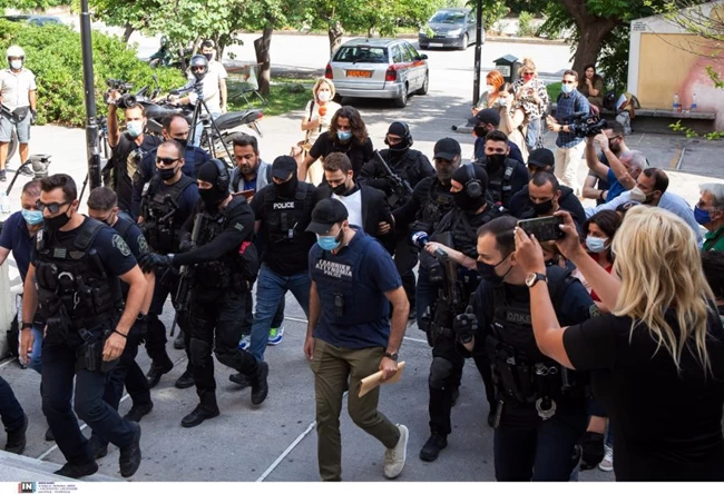 Γλυκά Νερά: Την Τρίτη απολογείται ο πιλότος - Με αλεξίσφαιρο γιλέκο και δεμένος πισθάγκωνα στον Εισαγγελέα ο συζυγοκτόνος