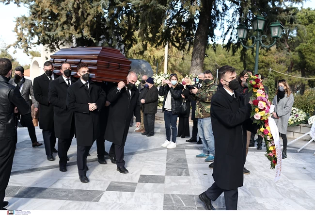 Αλέκος Φασιανός: Το τελευταίο αντίο στον εμβληματικό ζωγράφο - Παρόντες στη κηδεία ο Κυριάκος και η Μαρέβα Μητσοτάκη [εικόνες]