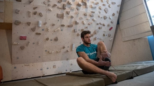 "Αντίδοτο" στην καραντίνα: Αθλητής μετέτρεψε το φοιτητικό του σπίτι σε γυμναστήριο αναρρίχησης [εικόνες]
