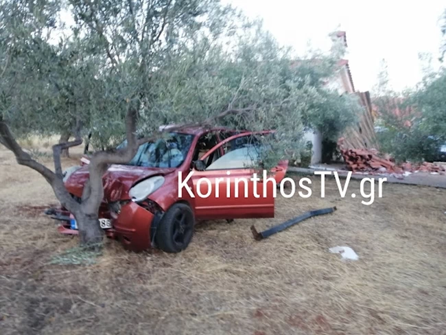 Απίστευτο τροχαίο στο Κιάτο: Αμάξι καρφώθηκε σε εκκλησία ΤΡΟΧΑΙΟ ΕΚΚΛΗΣΙΑ