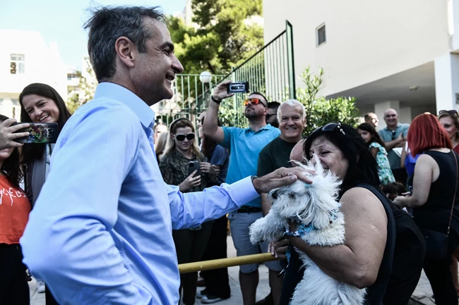 Μητσοτάκης: Στο Δημοτικό Σχολείο Δραπετσώνας για τον αγιασμό- Οι σέλφι με τους μαθητές και η "εισβολή" στις αίθουσες