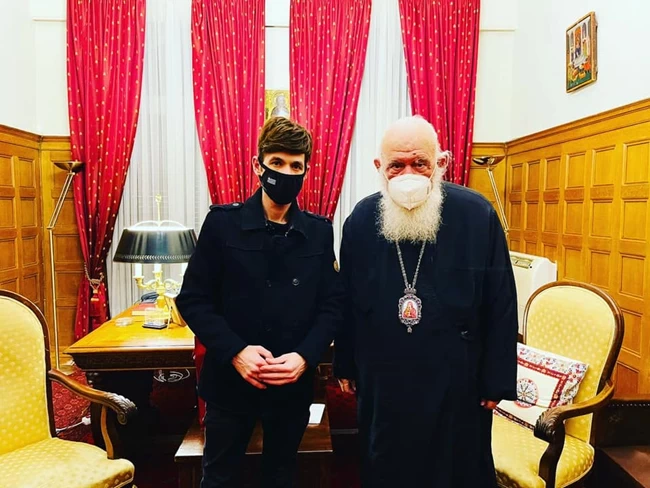 Καρφιά εναντίον Φουρθιώτη για "μαϊμού" συνέντευξη με τον Αρχιεπίσκοπο Ιερώνυμο στην εφημερίδα του