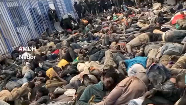 Εικόνες ντροπής στα σύνορα Ισπανίας - Μαρόκου: 23 μετανάστες νεκροί - Ασύλληπτη βία [σκληρές εικόνες - βίντεο]
