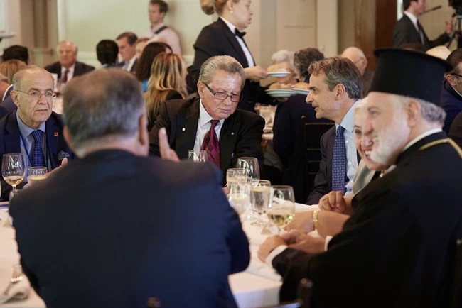 ελπιδοφορος με μητσοτακη