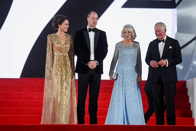 Δούκισσα από ατόφιο χρυσάφι: Η Κέιτ Μίντλετον έλαμψε με χρυσό cape dress στην πρεμιέρα του James Bond