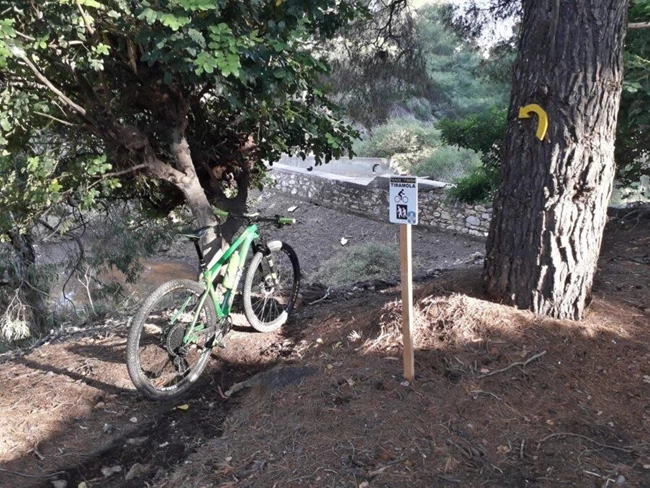 ΛΕΡΟΣ ΠΟΔΗΛΑΤΕΣ
