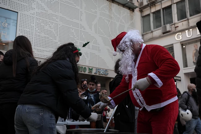 Παραμονή Χριστουγέννων: Κοσμοσυρροή σε Αθήνα και Θεσσαλονίκη - Μποτιλιάρισμα στους δρόμους - Τι ώρα κλείνουν τα καταστήματα