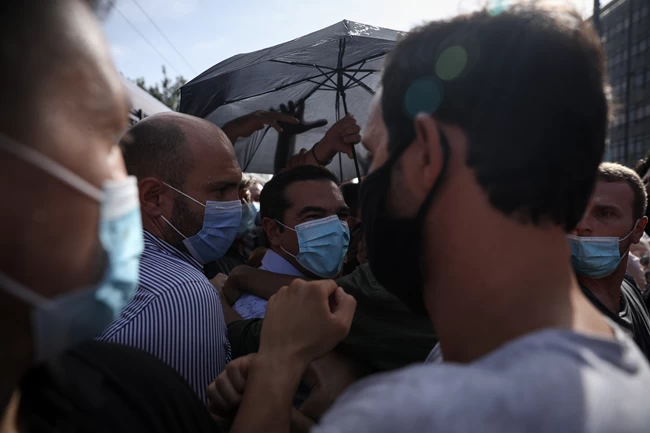Δίκη Χρυσής Αυγής: Γιατί "πιάστηκαν στα χέρια" μέλη της ΑΝΤΑΡΣΥΑ με οπαδούς του ΣΥΡΙΖΑ- Πέταξαν καφέ στον Τσίπρα